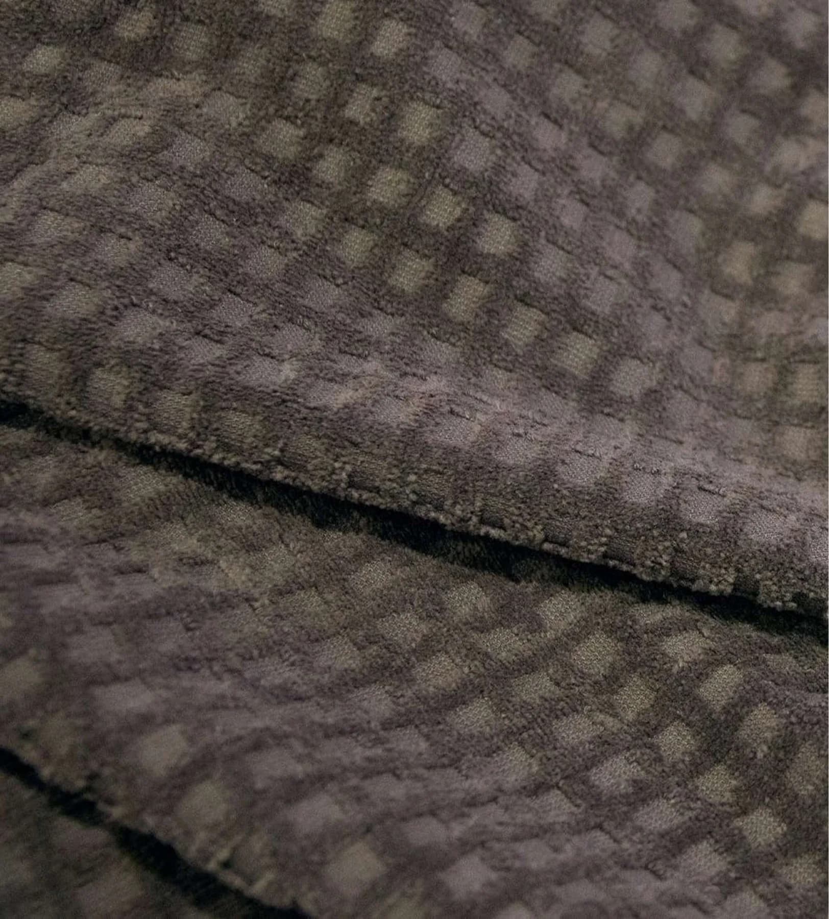 Nahaufnahme des glatten Flors einer graphitfarbenen Veloursdecke