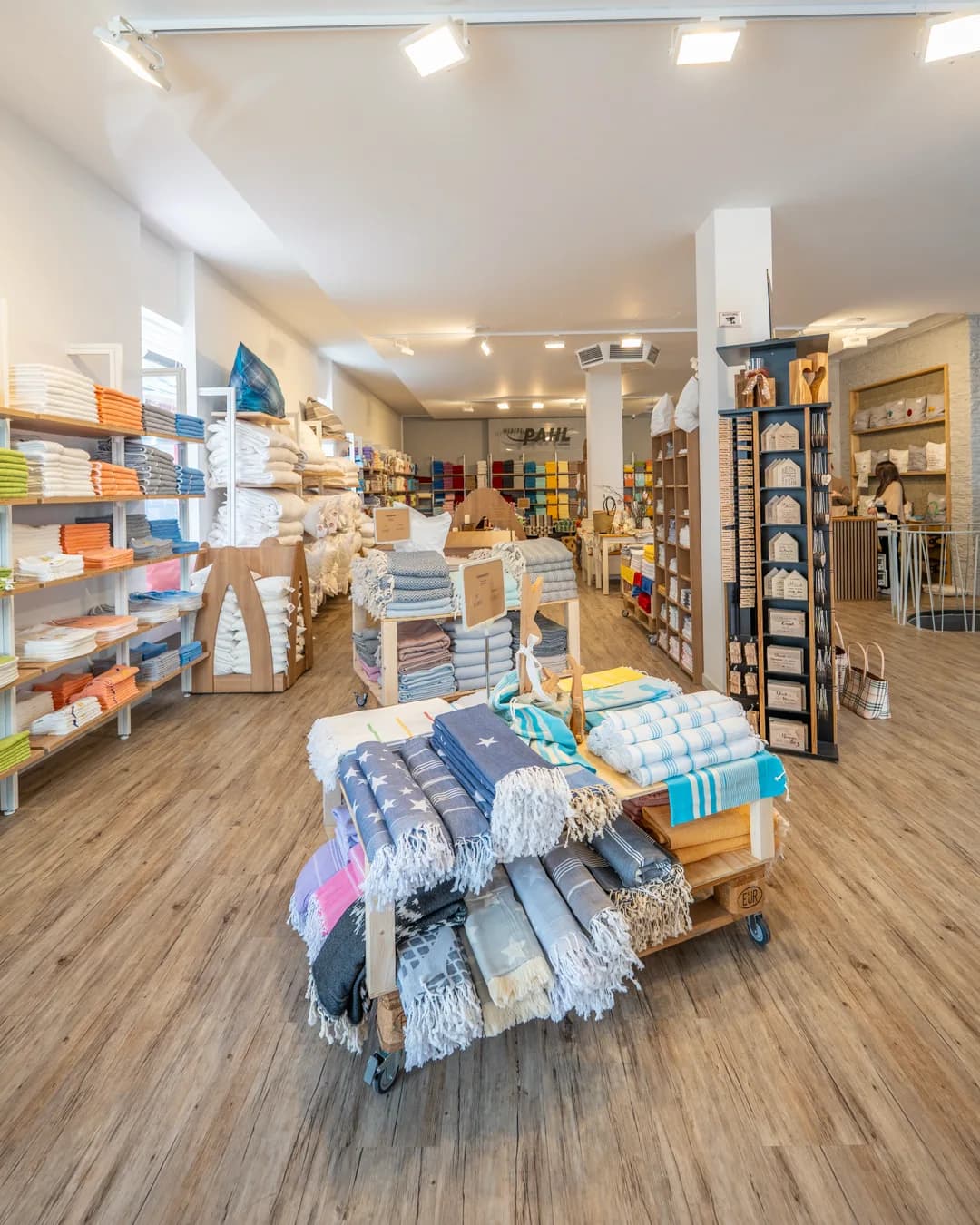 Innenansicht der Weberei Pahl Filiale Hanau – Sortiment mit Handtüchern, Decken und Heimtextilien