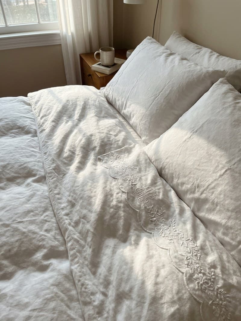 Helle Bettwäsche in einem Schlafzimmer